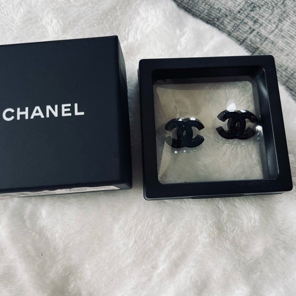 Chanel CC 2017 Resin Studs with Box - Picture 4 of 11